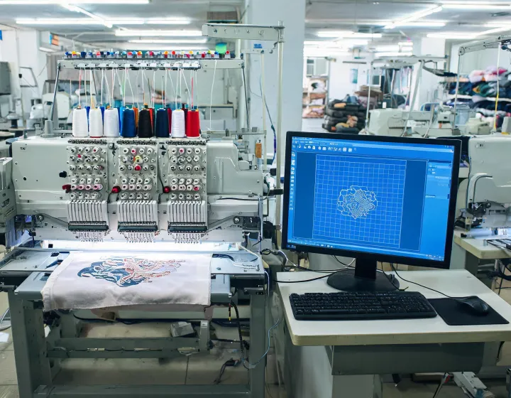 Connected embroidery machine and software workflow